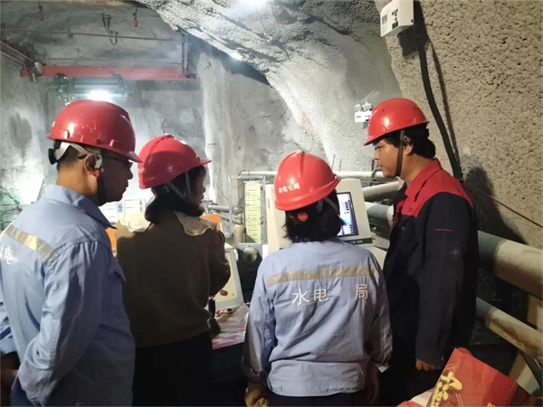 直擊安裝現場｜91视频聊天COM精工精匠，築起水電係統生產安全堡壘！